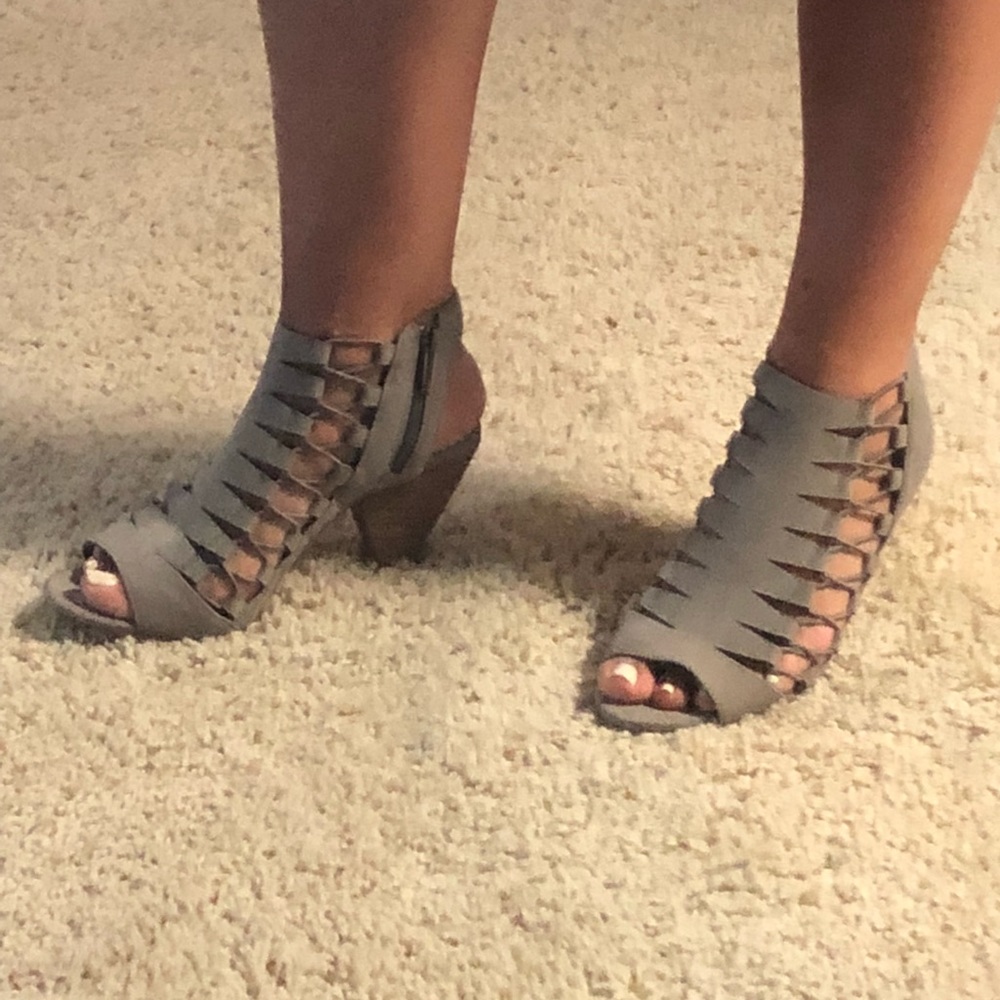 Vince Camuto Eliaz caged heel size 8